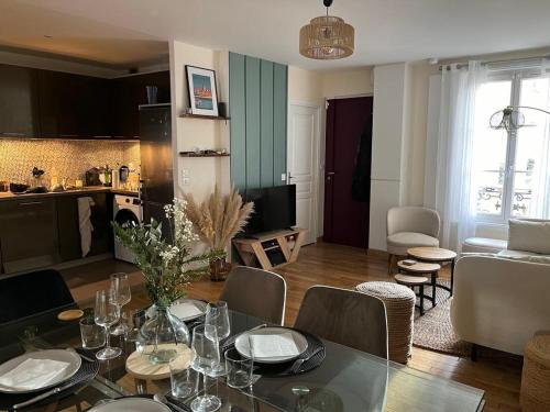 een woonkamer met een eettafel en een keuken bij Appartement à 10mn de Paris - PUTEAUX in Puteaux