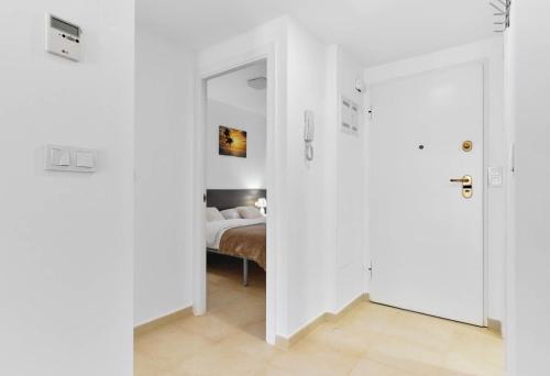 Ένα ή περισσότερα κρεβάτια σε δωμάτιο στο Seaside apartment Cabo Roig