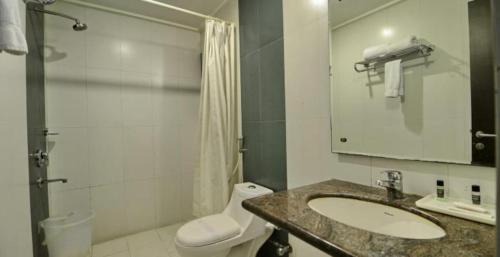 Ett badrum på Hotel Impress Delhi Airport