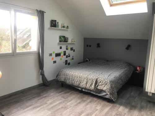 une chambre avec un lit et une fenêtre dans l'établissement Maison reposante plein sud sans vis à vis avec piscine, à Le Châtelet-en-Brie