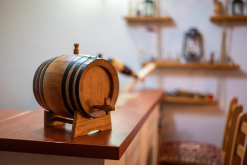un barril de madera sobre una mesa de madera en Vila Kristina, en Andrijevica