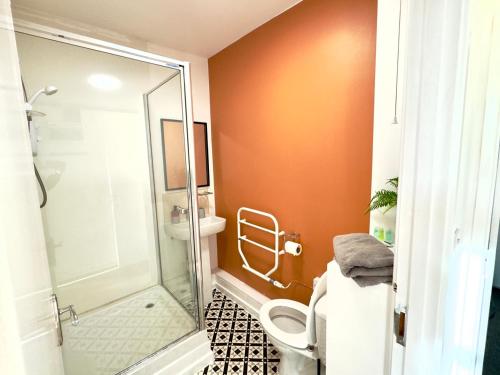 a bathroom with a shower and a toilet at Rooms Near Me - Apartment 3, Smart Tv, Free Parking in Halesowen