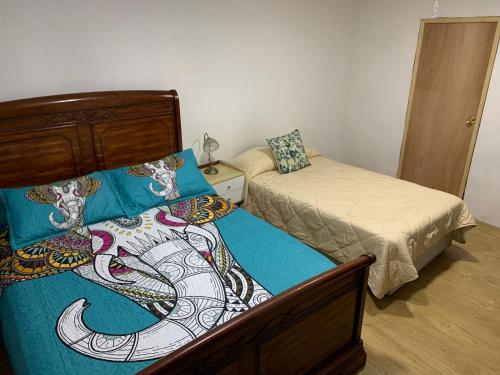 Tempat tidur dalam kamar di Alojamiento familiar, habitación o departamento