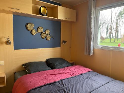 une chambre avec un lit et une fenêtre dans l'établissement Mobil home 6 personnes - puy du fou, à La Boissière-de-Montaigu