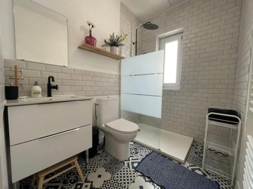 ein weißes Bad mit einem WC und einem Waschbecken in der Unterkunft Le Bosco - Parking et calme in Valence