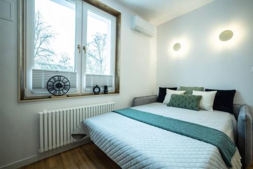 1 dormitorio con cama y ventana en WIDOK przy Jeziorze Zegrzyńskim, en Zegrze