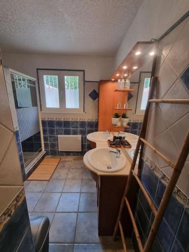 La grande salle de bains est pourvue d'un lavabo et d'une douche. dans l'établissement Jolie Villa piscine à 15 min du Barcarès, à Salses-le-Chateau