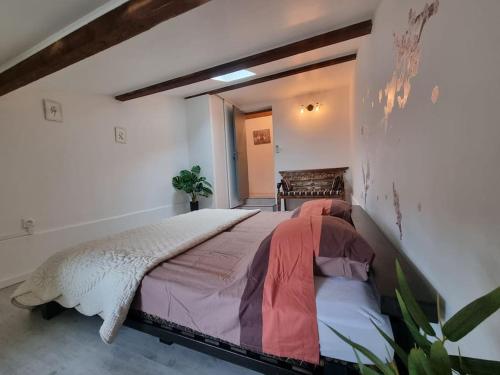 een slaapkamer met een groot bed in een kamer bij Jolie Villa piscine à 15 min du Barcarès in Salses-le-Chateau