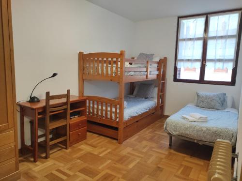 una habitación con dos literas y un escritorio en Dúplex Parque Europa II, en Ezcaray