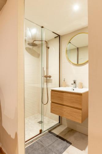 a bathroom with a shower and a sink at Petit studio pour 2 personnes au cœur de Selestat in Sélestat