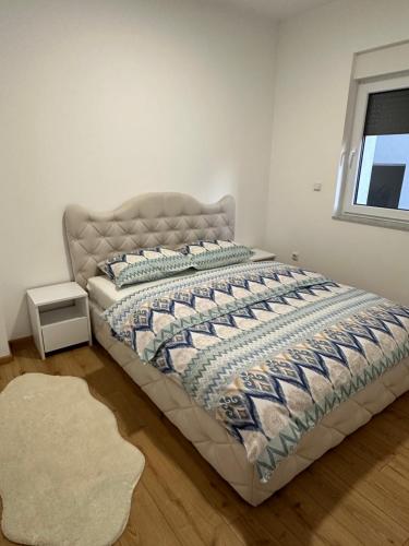 1 cama grande en un dormitorio con colcha en Restoran&Motel and apartmants Lovacka prica, en Tešanj
