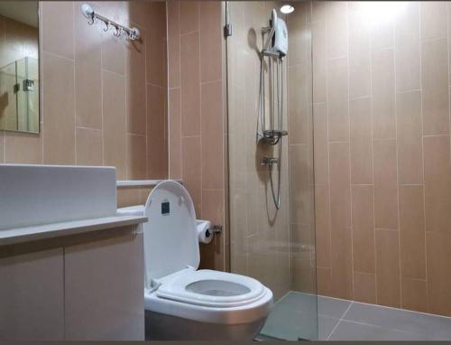 y baño con ducha, aseo y lavamanos. en 中央公寓 1bedroom Centrio Condominium, en Ban Rangeng