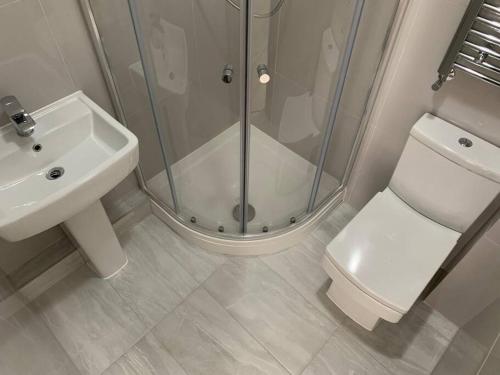 y baño con ducha, aseo y lavamanos. en Modern Brand New Build STUDIO Apartments LONDON, en Londres