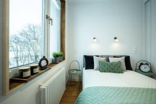 Postel nebo postele na pokoji v ubytování Zegrze Lake Nowy Apartament z widokiem na jezioro