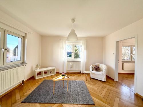 Komforthaus Gartenfreude في ساشسينهايم: غرفة معيشة بها طاولة وأريكة