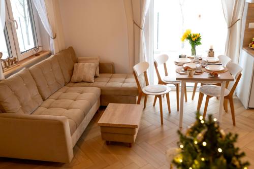 ein Wohnzimmer mit einem Sofa und einem Tisch mit einem Weihnachtsbaum in der Unterkunft Pod Kalwarią 