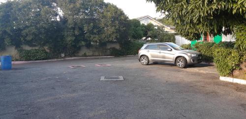 um carro prateado estacionado num parque de estacionamento em The Cliff Apartments em Beverly Hills