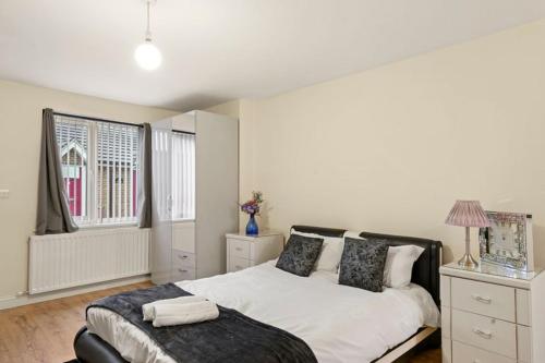 a bedroom with a bed and a window at LT Properties comfy Studio Apartment in Luton