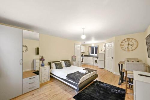 a large bedroom with a bed and a kitchen at LT Properties comfy Studio Apartment in Luton