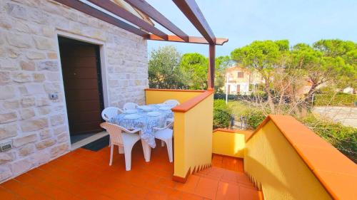 A balcony or terrace at Trilocale Giglio, in residence con piscina