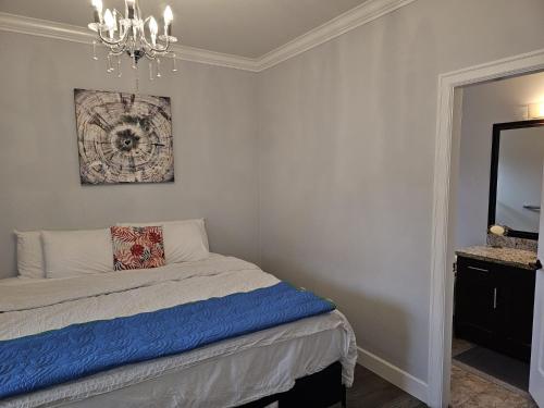 una camera con letto e specchio di Oscar INN & 2bd Family Suite or Private Room a Abbotsford