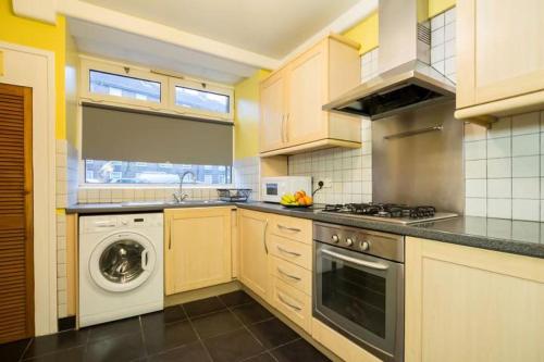 a kitchen with a washer and a washing machine at 3 Bedroom Flat in Central London in London