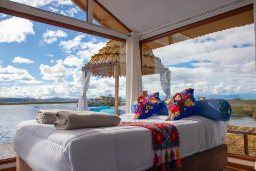 2 camas en un barco con vistas al agua en TITICACA FLAMENCO LODGE, en Puno