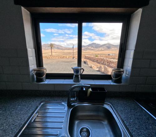 fregadero de cocina con vistas a una ventana en Casa Rural Muchichafe, en Puerto del Rosario