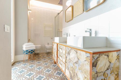 uma casa de banho com um lavatório e um WC em Guest House 73 em Cagliari