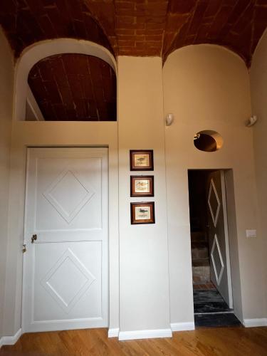 a room with a white door and a ceiling at Maestra Exclusive Chianti House, Tuscany in Poggibonsi