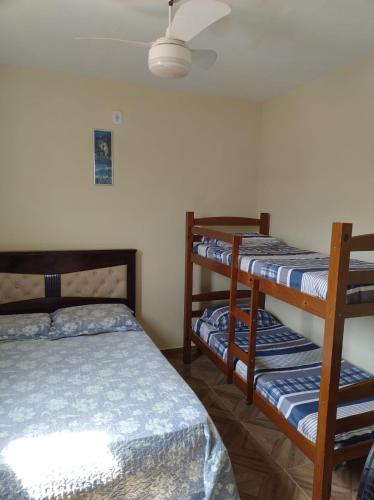 a room with two bunk beds and a ceiling at Apartamento Mar de São josé in São José da Coroa Grande
