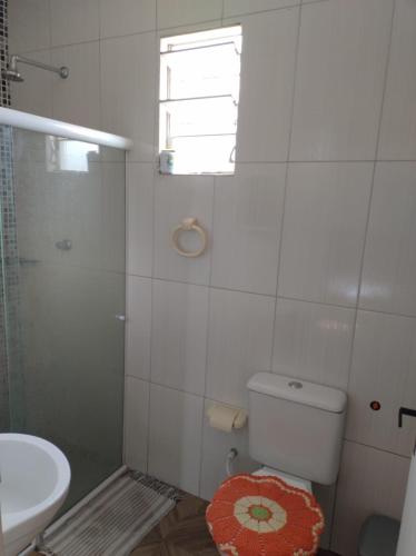 a bathroom with a toilet and a sink and a window at Apartamento Mar de São josé in São José da Coroa Grande