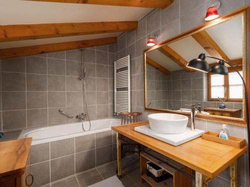 莫托文的住宿－Dreamhill Meloni，一间带水槽、浴缸和镜子的浴室