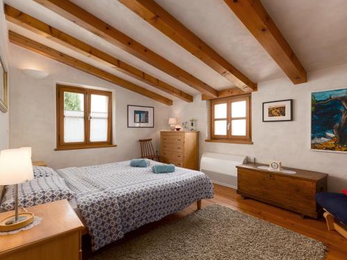 莫托文的住宿－Dreamhill Meloni，一间带两张床和浴缸的卧室