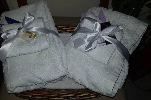 two towels with bows on them in a basket at Chouliarades Tzoumerka in Chouliarades