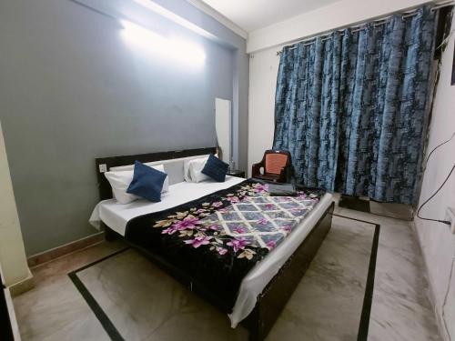 une chambre avec un lit avec des fleurs dessus dans l'établissement Hotel O D 3 residency, à Ghaziabad