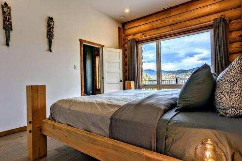 um quarto com uma cama grande e uma janela grande em Le Grand Phoenix - lake side & jacuzzi em Saint Come