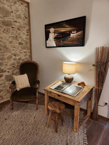 Habitación con mesa, silla y lámpara. en Le Domaine De Dolly, en Villeneuve-sur-Lot