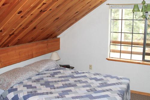 Postel nebo postele na pokoji v ubytování Bear Paw Lodge & Vacation Homes
