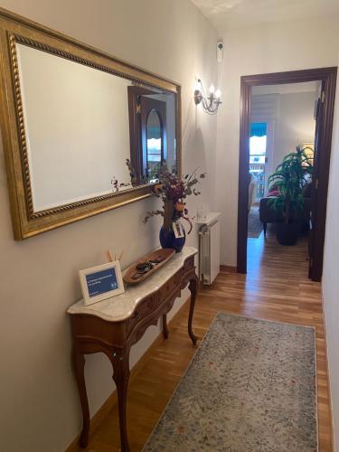 a living room with a table and a mirror at La Pastora Apartamento con parking in Gavà