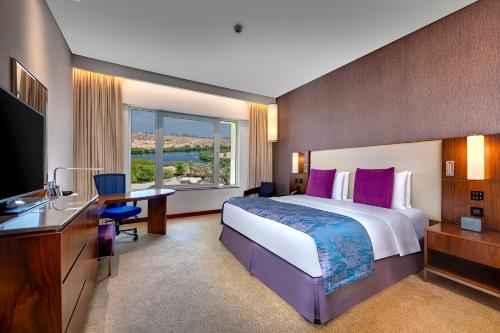 馬斯喀特的住宿－馬斯喀特 OCEC Crowcat 廣場，酒店客房设有一张大床和一张书桌。