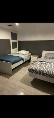 1 Schlafzimmer mit 2 Betten in einem Zimmer in der Unterkunft Appartement de charme in Longvic