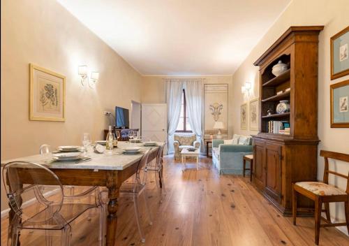 - un salon avec une table et un canapé dans l'établissement Maestra Exclusive Chianti House, Tuscany, à Poggibonsi