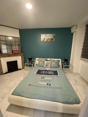 um quarto com uma cama grande num quarto em Charmant appartement design em Blois