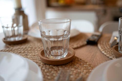 ein Glas Wasser auf einem Holztisch in der Unterkunft Pod Kalwarią 