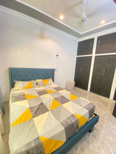Una cama o camas en una habitación de Ola Home
