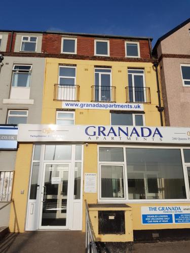 un edificio giallo con un cartello che legge la grandada di Granada Apartments Queen's Promenade a Blackpool