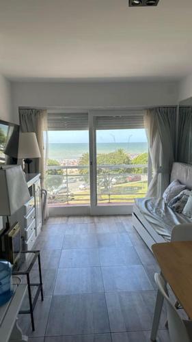 1 dormitorio con cama y vistas al océano en Dpto zona Güemes y Olavarria en Mar del Plata