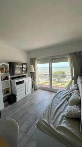 1 dormitorio con 1 cama y vistas al océano en Dpto zona Güemes y Olavarria en Mar del Plata