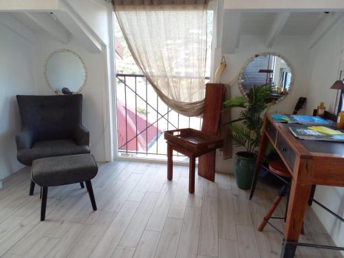 a room with a desk and a chair and a window at Carambola Résidence, Ocean View in Cul de Sac